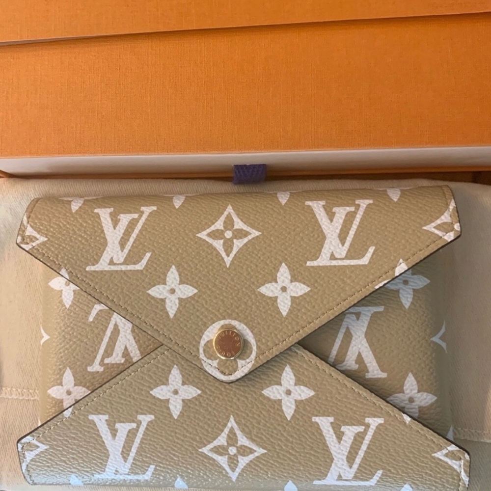 LV KIRAGAMI